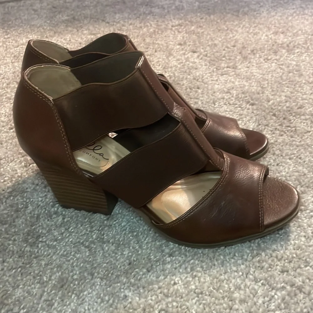 - Abella true comfort wedge block heeled sandals size 8.5